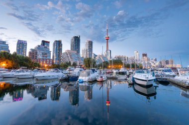 Toronto şehrinin gökyüzü Marina Quay West, Ontario, Kanada 'dan Gece