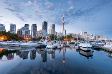 Toronto şehrinin gökyüzü Marina Quay West, Ontario, Kanada 'dan Gece