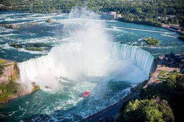 Ünlü güzel Niagara şelalesinin yaz günü havadan çekilmiş görüntüleri.