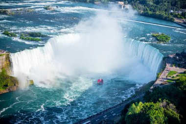 Ünlü güzel Niagara şelalesinin yaz günü havadan çekilmiş görüntüleri.