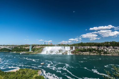 Ünlü güzel Niagara şelalesinin yaz günü havadan çekilmiş görüntüleri.
