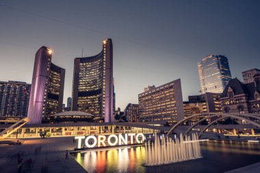 Kanada, Ontario 'daki belediye binasında Toronto tabelası    