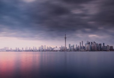 Toronto şehri bulutlu bir akşamda gökyüzü, Ontario, Kanada