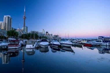 Toronto şehrinin gökyüzü Marina Quay West, Ontario, Kanada 'dan Gece