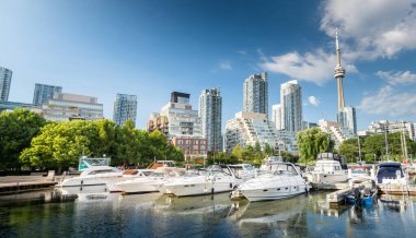 Toronto şehrinin ufuk çizgisi marinadan batıya, Ontario, Kanada