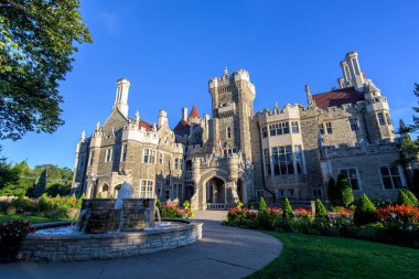 Toronto, Ontario, Kanada 'daki Casa Loma konağı ve bahçesi
