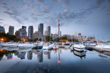 Toronto şehrinin gökyüzü Marina Quay West, Ontario, Kanada 'dan Gece