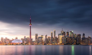 Toronto şehri bulutlu bir akşamda gökyüzü, Ontario, Kanada