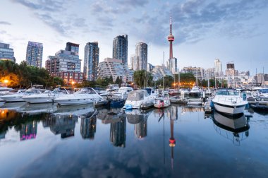 Toronto şehrinin gökyüzü Marina Quay West, Ontario, Kanada 'dan Gece