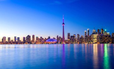 Toronto şehrinin gökyüzü geceleyin, Ontario, Kanada