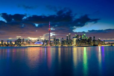 Toronto şehri bulutlu bir akşamda gökyüzü, Ontario, Kanada