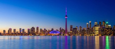 Toronto şehrinin gökyüzü geceleyin, Ontario, Kanada