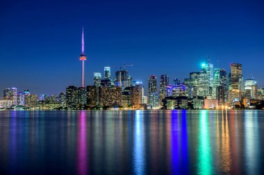 Toronto şehrinin gökyüzü geceleyin, Ontario, Kanada