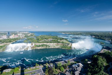 Ünlü güzel Niagara şelalesinin yaz günü havadan çekilmiş görüntüleri.