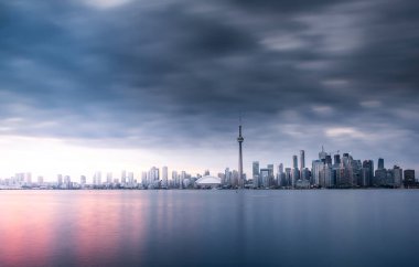 Toronto şehri bulutlu bir akşamda gökyüzü, Ontario, Kanada