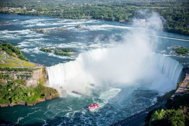 Ünlü güzel Niagara şelalesinin yaz günü havadan çekilmiş görüntüleri.