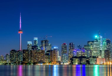 Toronto şehrinin gökyüzü geceleyin, Ontario, Kanada