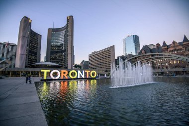 Kanada, Ontario 'daki belediye binasında Toronto tabelası    