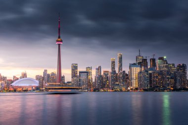Toronto şehri bulutlu bir akşamda gökyüzü, Ontario, Kanada