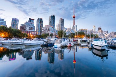 Toronto şehrinin gökyüzü Marina Quay West, Ontario, Kanada 'dan Gece
