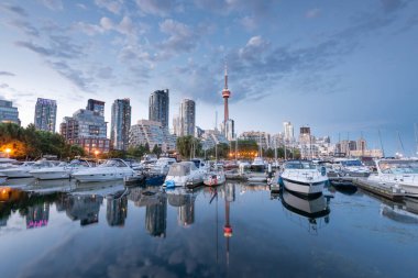 Toronto şehrinin gökyüzü Marina Quay West, Ontario, Kanada 'dan Gece