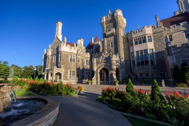 Toronto, Ontario, Kanada 'daki Casa Loma konağı ve bahçesi
