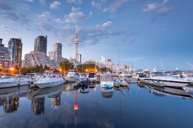 Toronto şehrinin ufuk çizgisi marinadan batıya, Ontario, Kanada