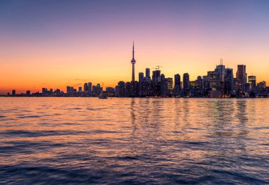 Toronto şehrinin gökyüzü geceleyin, Ontario, Kanada