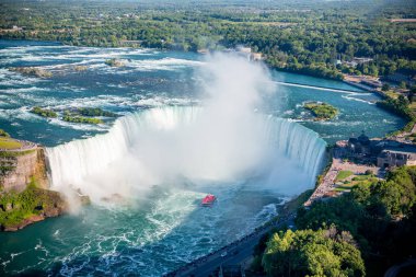 Ünlü güzel Niagara şelalesinin yaz günü havadan çekilmiş görüntüleri.