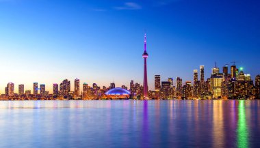 Toronto şehrinin gökyüzü geceleyin, Ontario, Kanada