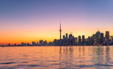 Toronto şehrinin gökyüzü geceleyin, Ontario, Kanada
