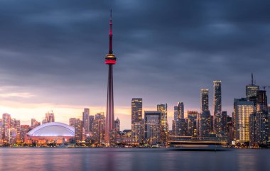 Toronto şehri bulutlu bir akşamda gökyüzü, Ontario, Kanada