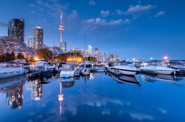 Toronto şehrinin gökyüzü Marina Quay West, Ontario, Kanada 'dan Gece