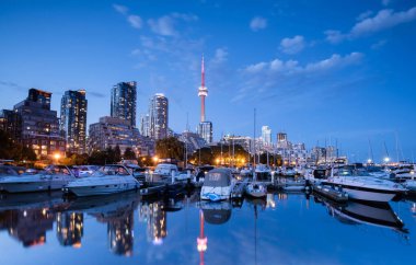 Toronto şehrinin gökyüzü Marina Quay West, Ontario, Kanada 'dan Gece