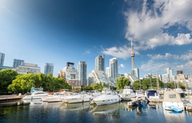 Toronto şehrinin ufuk çizgisi marinadan batıya, Ontario, Kanada