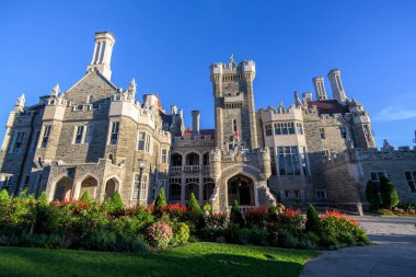Toronto, Ontario, Kanada 'daki Casa Loma konağı ve bahçesi