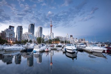 Toronto şehrinin gökyüzü Marina Quay West, Ontario, Kanada 'dan Gece