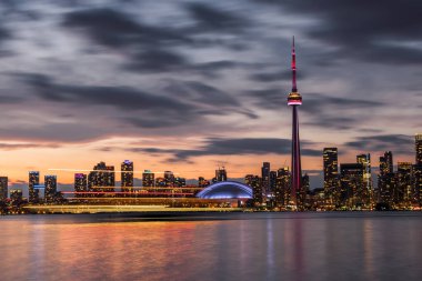 Toronto şehri bulutlu bir akşamda gökyüzü, Ontario, Kanada