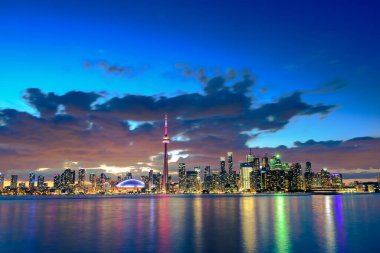 Toronto şehri bulutlu bir akşamda gökyüzü, Ontario, Kanada