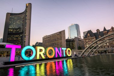 Kanada, Ontario 'daki belediye binasında Toronto tabelası