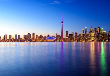 Toronto şehrinin gökyüzü geceleyin, Ontario, Kanada