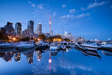 Toronto şehrinin gökyüzü Marina Quay West, Ontario, Kanada 'dan Gece