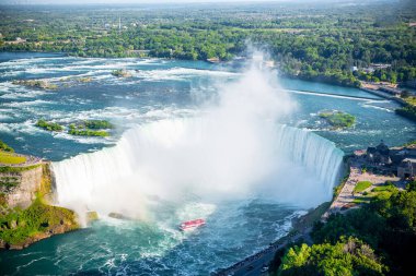 Ünlü güzel Niagara şelalesinin yaz günü havadan çekilmiş görüntüleri.