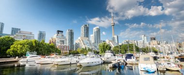 Toronto şehrinin ufuk çizgisi marinadan batıya, Ontario, Kanada