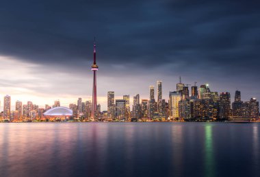 Toronto şehri bulutlu bir akşamda gökyüzü, Ontario, Kanada