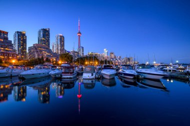 Toronto şehrinin gökyüzü Marina Quay West, Ontario, Kanada 'dan Gece