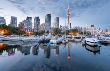 Toronto şehrinin gökyüzü Marina Quay West, Ontario, Kanada 'dan Gece
