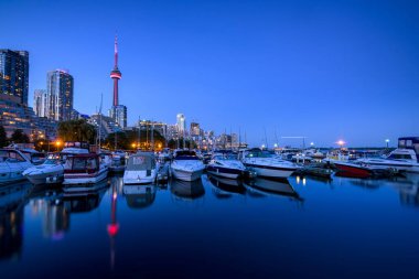 Toronto şehrinin ufuk çizgisi marinadan batıya, Ontario, Kanada