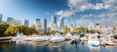 Toronto şehrinin ufuk çizgisi marinadan batıya, Ontario, Kanada