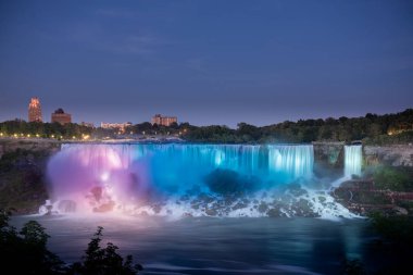 Geceleri güzel Niagara şelalesinin havadan çekilmiş görüntüsü.